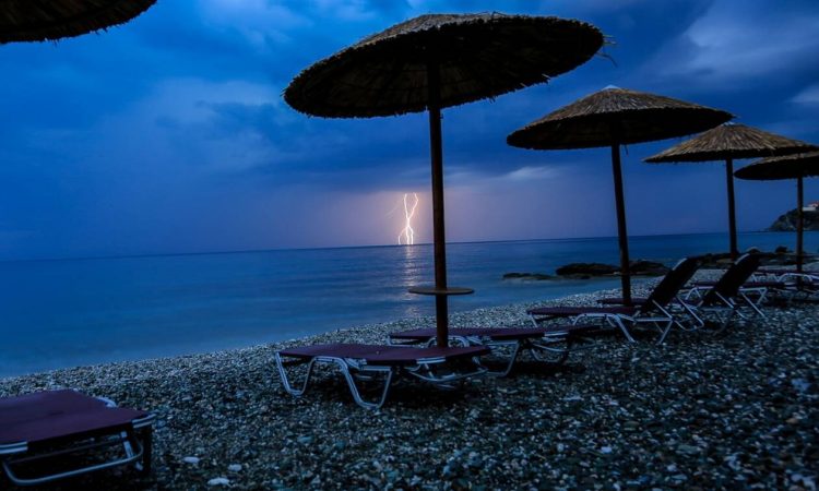 Καιρός: Συνεχίζονται και την Τετάρτη οι βροχές και οι καταιγίδες – Η θερμοκρασία σε χαμηλά επίπεδα