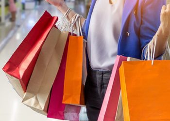 Κλειστά τα καταστήματα του Αγίου Πνεύματος