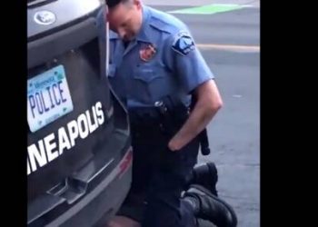 Σοκαριστικό video: Αστυνομικός δολοφονεί Αφροαμερικανό πατώντας τον στο λαιμό