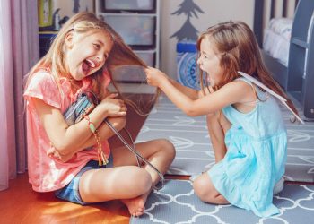 Χτυπάει, κλωτσάει, τρέχει μακριά: πώς θα διαχειριστείτε την άσχημη συμπεριφορά του μικρού σας