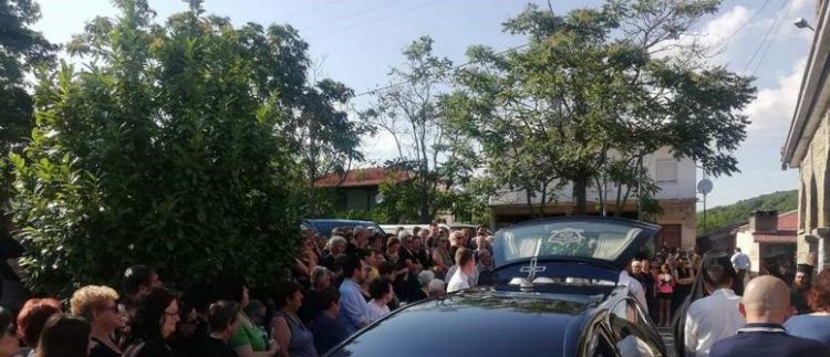 Σε κλίμα βαθιάς οδύνης το τελευταίο «αντίο» στον 15χρονο Αλέξανδρο στον Ξηρόκαμπο Καλαμπάκας
