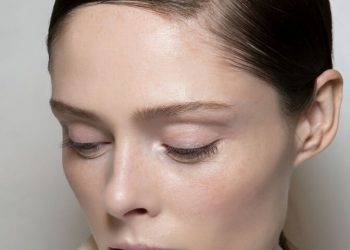6 tips για να αντιμετωπίσεις τα σπυράκια στην περιοχή του βλεφάρου