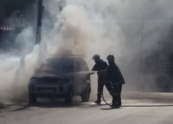 Στις φλόγες τυλίχθηκε αυτοκίνητο έξω από σχολείο στα Τρίκαλα