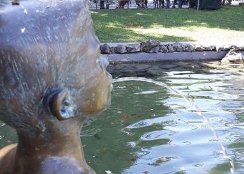 Περίπατος στην πόλη με τ’ αγάλματα