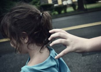 Πώς να προφυλάξετε τα παιδιά σας από την απαγωγή: Οδηγίες από την αστυνομία