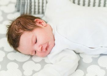 Πέντε πράγματα που πρέπει να γνωρίζετε πριν μεταφέρετε το μωρό σε κοινό παιδικό δωμάτιο