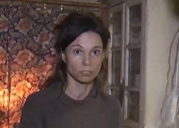 Κρατούσε την κόρη της φυλακισμένη για 26 χρόνια – Σοκάρουν οι εικόνες