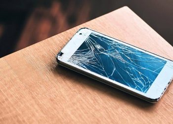 Αυτά είναι τα λάθη που κάνουμε και καταστρέφουμε το κινητό μας