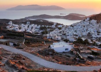 Τα 14 ελληνικά νησιά που προτείνει η Daily Mail για ζευγάρια, οικογένειες, διασκέδαση, ηρεμία