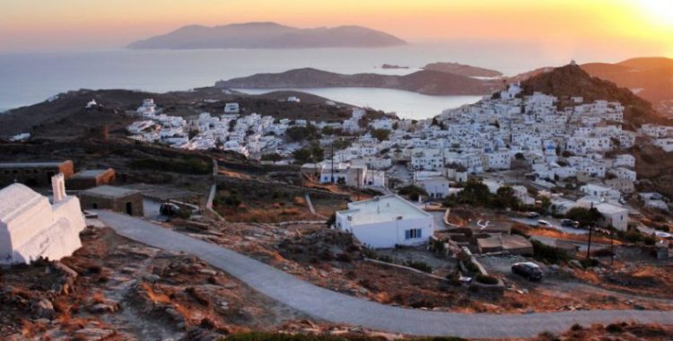 Τα 14 ελληνικά νησιά που προτείνει η Daily Mail για ζευγάρια, οικογένειες, διασκέδαση, ηρεμία