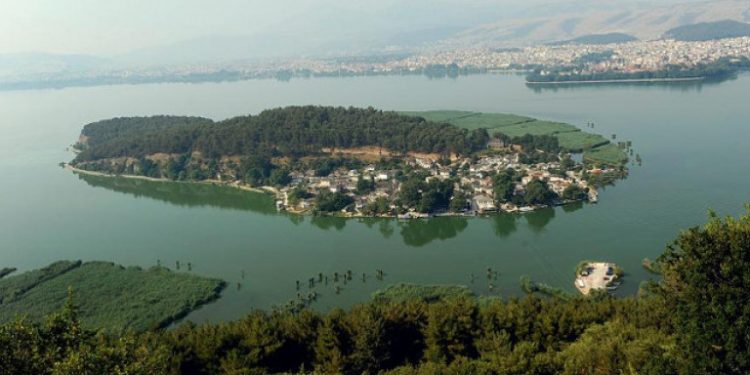 Γνωρίστε το νησί της Κυρα-Φροσύνης -Από τα λίγα νησιά λίμνης που κατοικούνται, στην Ευρώπη [εικόνες]