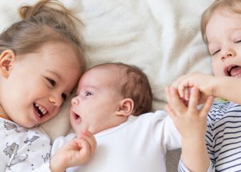 «Παιδί-σάντουιτς»: Οι σούπερ δυνάμεις των μεσαίων παιδιών της οικογένειας