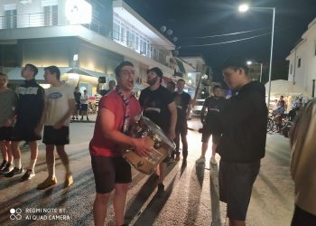 Φιέστα για την άνοδο του ΑΟΤ έστησαν οι “Σακαφλιάδες” στο κέντρο των Τρικάλων (φωτό)