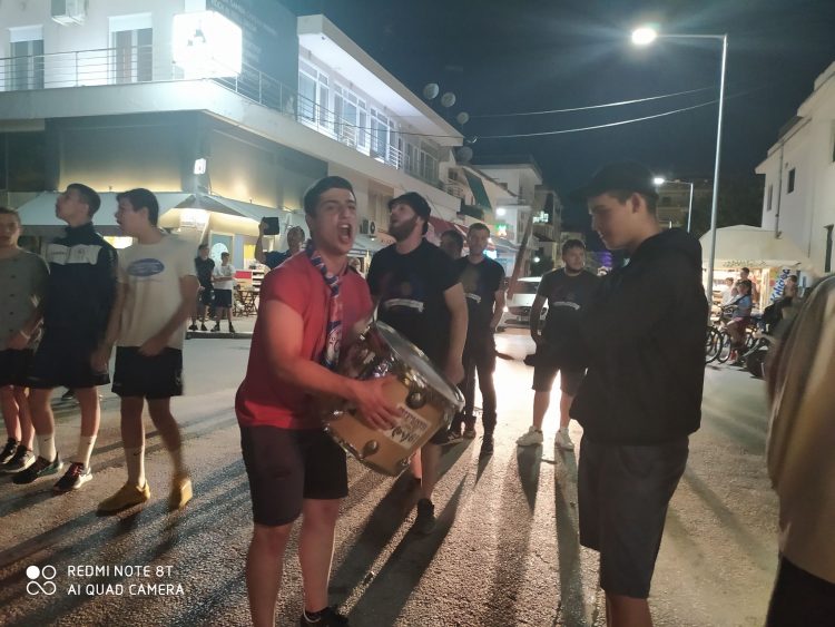 Φιέστα για την άνοδο του ΑΟΤ έστησαν οι “Σακαφλιάδες” στο κέντρο των Τρικάλων (φωτό)