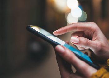 Μπλε φως τη νύχτα: Πώς συνδέεται με την κατάθλιψη (έρευνα)