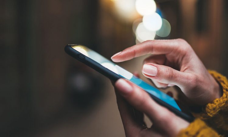 Μπλε φως τη νύχτα: Πώς συνδέεται με την κατάθλιψη (έρευνα)