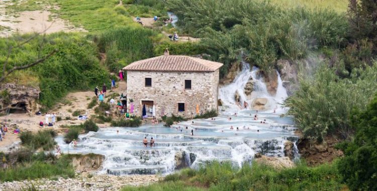 Οι φυσικές πισίνες με το ζεστό νερό στην παρθένα εξοχή της Τοσκάνης