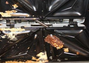 Βρώμικη τοστιέρα: Τι να κάνετε για να μη κολλάει ποτέ το τυρί στις πλάκες