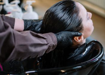 Μπορείς να βάψεις τα μαλλιά σου αν είναι βρεγμένα;