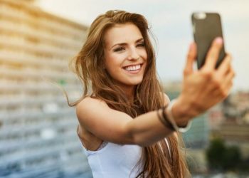 8 λάθη που κάνεις και δεν έχεις φωτογένεια στις φωτογραφίες – Πώς θα βγάλεις το τέλειο πορτραίτο