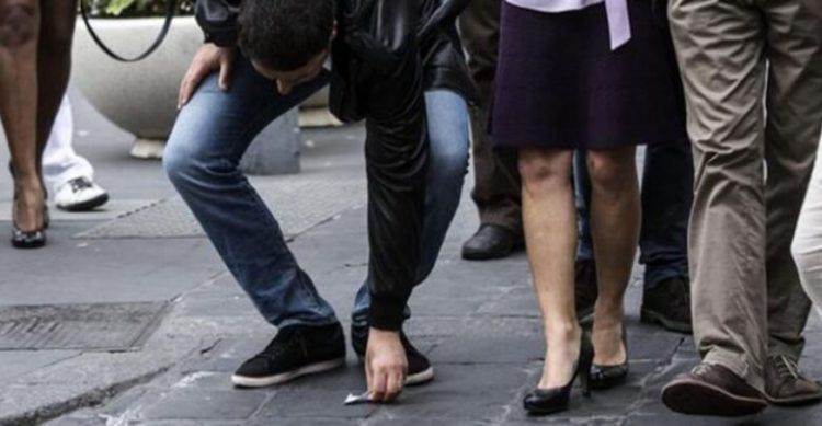 Λαρισαίος βρήκε 20 ευρώ στον δρόμο και τα παρέδωσε – Δείτε τι έγινε τελικά…