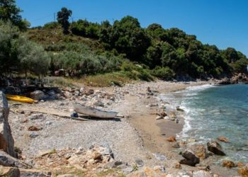 Λάρισα: Η μικρή «μυστική» παραλία άγριας ομορφιάς με τον «θαλασσόλυκο» που κρατάει «Θερμοπύλες» – Φωτορεπορτάζ