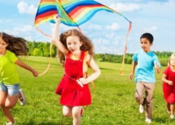 4 συμβουλές της Μοντεσσόρι για ένα τέλειο καλοκαίρι με τα παιδιά