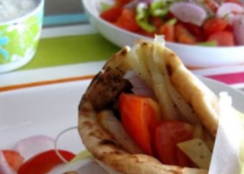 Πόσες θερμίδες έχει ένα σουβλάκι και πόσες μια χωριάτικη σαλάτα;