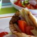Πόσες θερμίδες έχει ένα σουβλάκι και πόσες μια χωριάτικη σαλάτα;