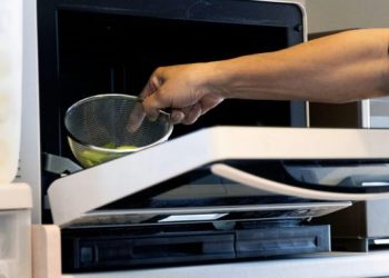 Κόλπο για να καθαρίσεις τον φούρνο μικροκυμάτων χωρίς τρίψιμο