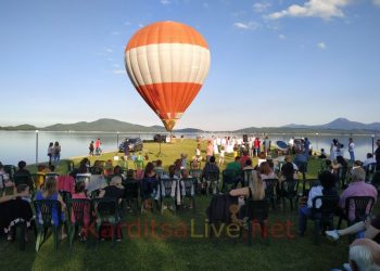 Εντυπωσιακό event στην πλαζ Πεζούλας με… εναέριο χορό κάτω από αερόστατο! (+Φώτο +Βίντεο)