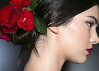 Ροδόνερο στα μαλλιά; 5 οφέλη του που θα σε ενθουσιάσουν