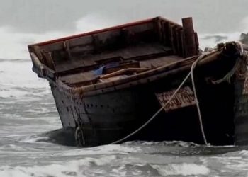 Ξεβράστηκαν σε παραλία βάρκες με πτώματα