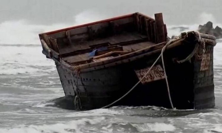 Ξεβράστηκαν σε παραλία βάρκες με πτώματα