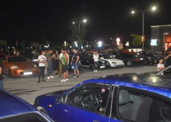 Χαμός το βράδυ του Σαββάτου στη Λάρισα με τα εκατοντάδες «πειραγμένα» αυτοκίνητα – Δείτε φωτογραφίες και βίντεο