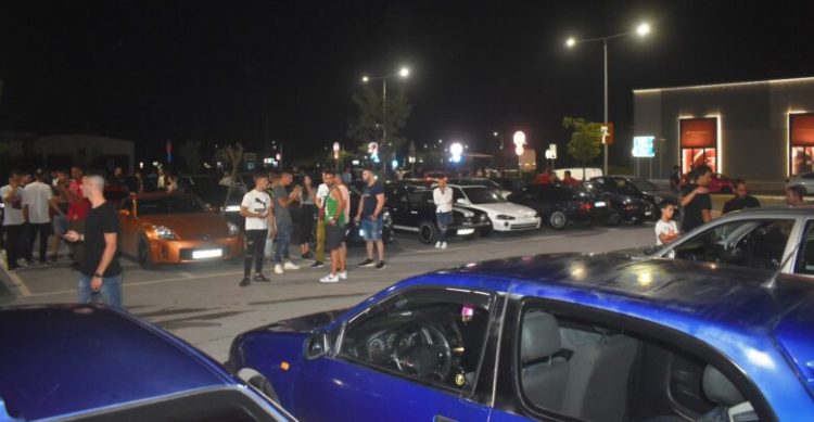Χαμός το βράδυ του Σαββάτου στη Λάρισα με τα εκατοντάδες «πειραγμένα» αυτοκίνητα – Δείτε φωτογραφίες και βίντεο