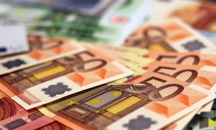 ΟΠΕΚΑ: «Βρέχει» χρήματα – Δείτε πότε πληρώνονται τα επιδόματα
