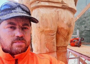 Αθλητή και ιδρυτή μεγάλου αθλητικού συλλόγου “σμιλεύει” ο Τρικαλινός ξυλογλύπτης Άγγελος Πατσιατζής
