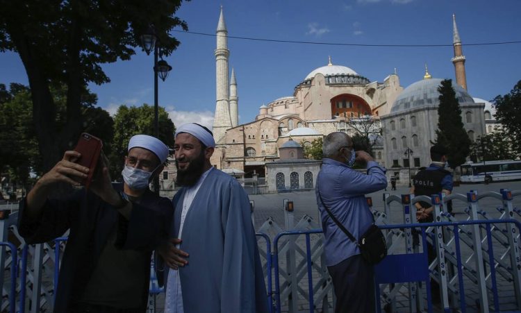 Αγία Σοφία: Εκλεισε για τους επισκέπτες – «Λουκέτο» μέχρι να γίνει τζαμί