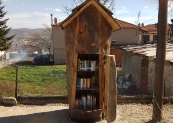 Μία μοναδική υπαίθρια βιβλιοθήκη στον κορμό ενός έλατου 120 ετών στο Αγιόφυλλο Τρικάλων  