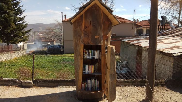 Μία μοναδική υπαίθρια βιβλιοθήκη στον κορμό ενός έλατου 120 ετών στο Αγιόφυλλο Τρικάλων  