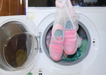 Τα 7 πράγματα που δεν πρέπει να βάζετε στο πλυντήριο ρούχων και το μεγάλο λάθος με τα παπούτσια