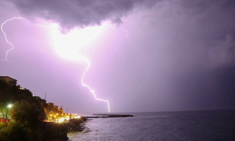Έκτακτο δελτίο ΕΜΥ: Ιούλιος με καταιγίδες και χαλάζι – Πού θα είναι έντονα τα φαινόμενα