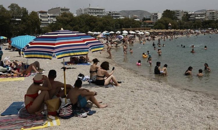 Καιρός: Ζέστη, ισχυροί άνεμοι στο Ιόνιο και τοπικές βροχές