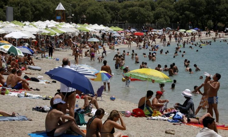 Καιρός: Ο καύσωνας «πνίγει» τη χώρα – Ποιες περιοχές θα «χτυπήσουν» τα 40αρια