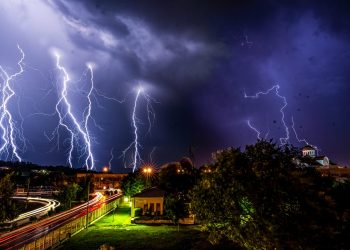Νύχτα κεραυνών στα Τρίκαλα… Έκαναν τη νύχτα μέρα και την ατμόσφαιρα…. ηλεκτρισμένη-Εντυπωσιακές φωτό