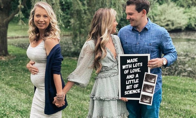 Γιαγιά κυοφορεί το εγγόνι της και «πετά» από ευτυχία (pics)