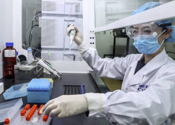 Κορονοϊός – Εμβόλιο της Οξφόρδης: Διπλό χτύπημα στον ιό – Πότε θα είναι διαθέσιμο
