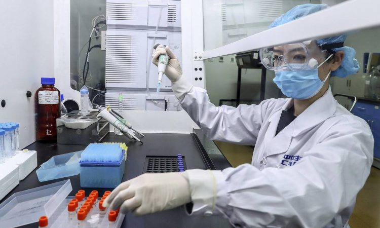 Κορονοϊός – Εμβόλιο της Οξφόρδης: Διπλό χτύπημα στον ιό – Πότε θα είναι διαθέσιμο