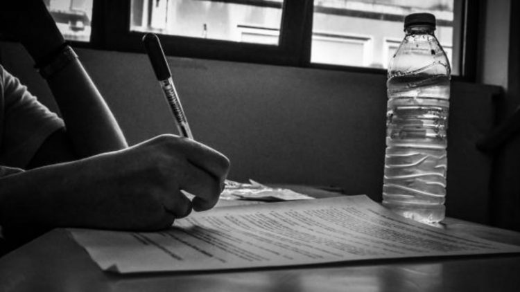 Τρικαλινή εργαζόμενη μητέρα, μαθήτρια του Εσπερινού ΕΠΑΛ, αρίστευσε στις Πανελλαδικές εξετάσεις!!!